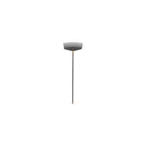 Čierne hliníkové hrable s násadou na lístie Fiskars Solid, šírka 52 cm